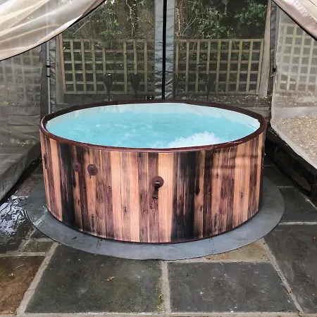 Olli's Cottage-terrace & Jacuzzi Optional *