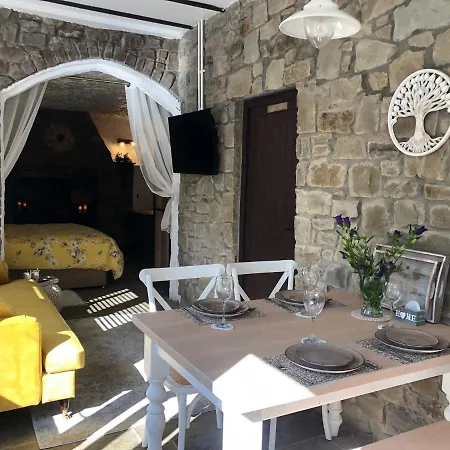 Вилла Olli's Cottage-terrace & Jacuzzi Бристоль
