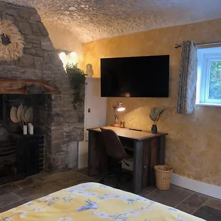 Olli's Cottage-terrace & Jacuzzi Optional וילה בריסטול