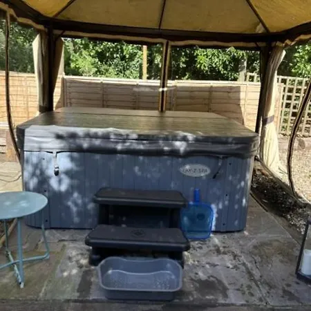 Olli's Cottage-terrace & Jacuzzi Optional * Bristol
